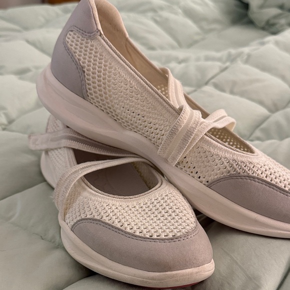 Stylish Women's Cream and Gray Sneakers - Picture 2 of 3